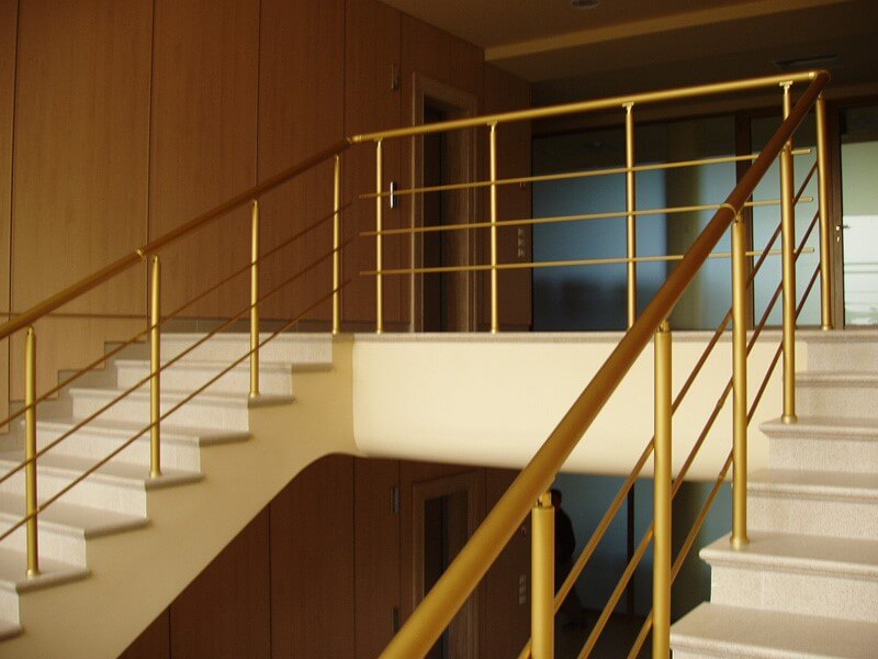 Алюминиевые перила в золотом цвете