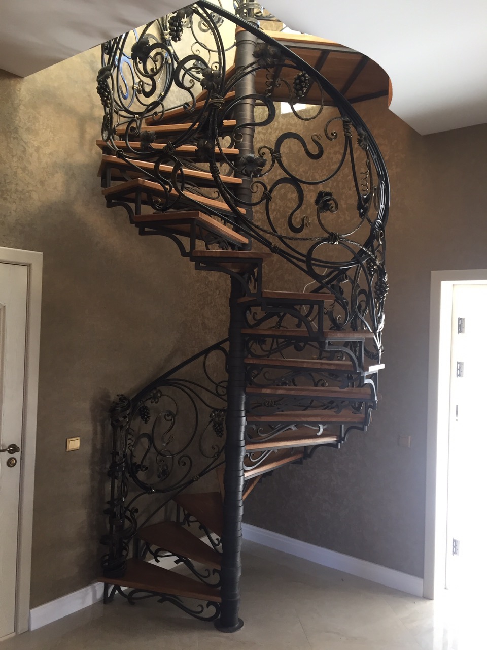 Фото и цены кованых винтовых, спиральных лестниц