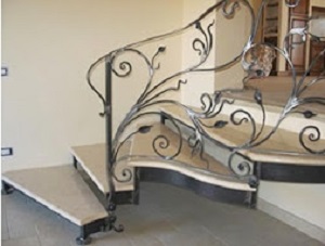 Маршевая металиичсекая лестница в дом