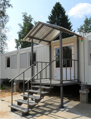 Маршевая металиичсекая лестница на улицу входная группа, простая, конструкция - тетива