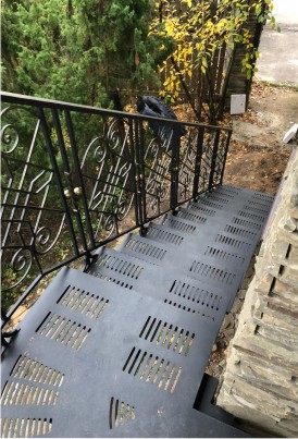 Маршевая металиичсекая лестница уличная с металлическими ступенями на второй этаж