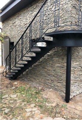 Маршевая металиичсекая лестница уличная угловая с металлическими ступенями на второй этаж