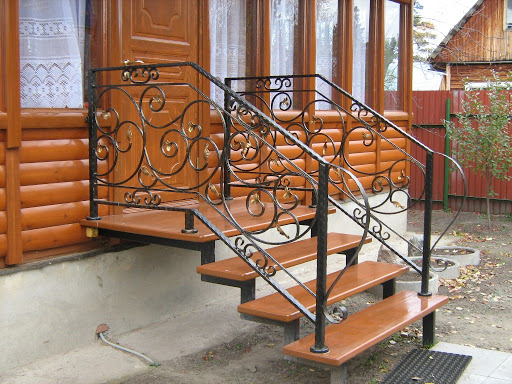 Маршевая металиичсекая лестница входная группа с коваными перилами