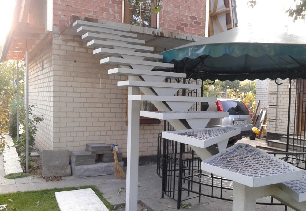 Маршевая металиичсекая лестница на улицу с поворотными ступенями без площадок