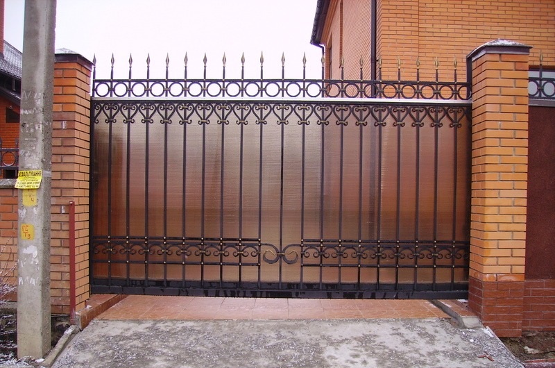 Откатные кованые ворота обшитые поликарбонатом