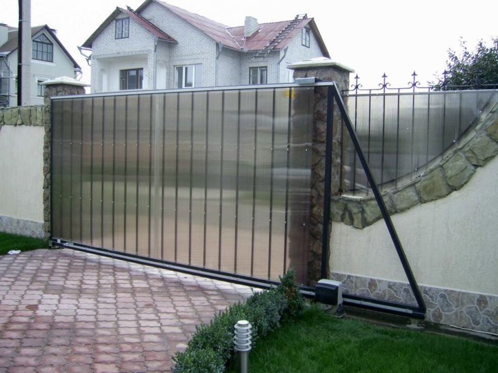 Откатные кованые ворота обшитые поликарбонатом