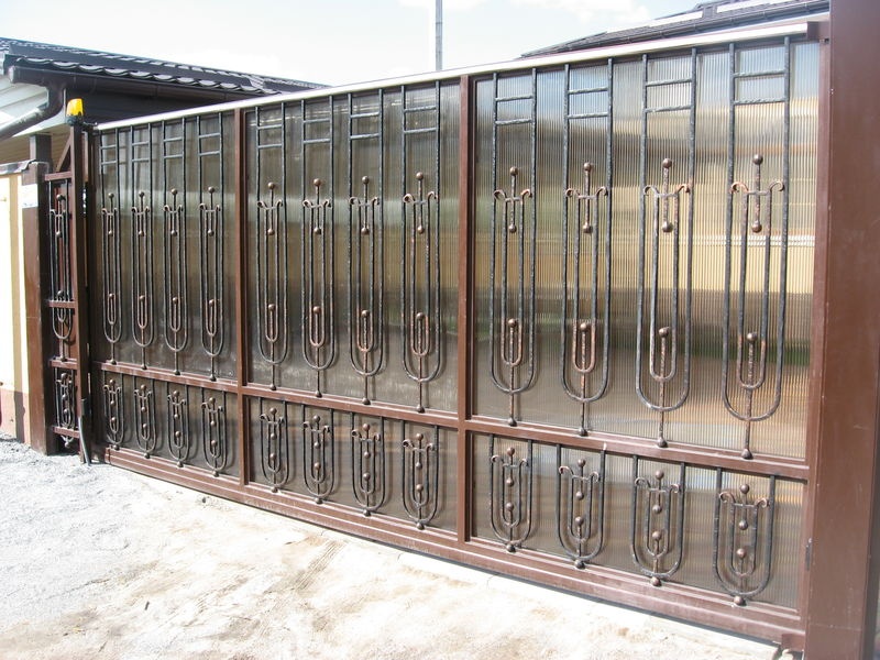 Откатные кованые ворота обшитые поликарбонатом