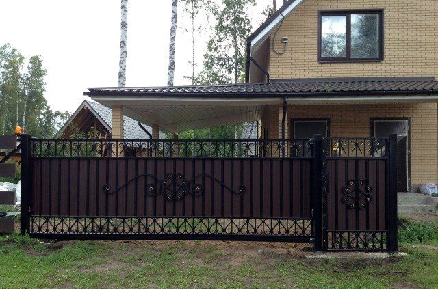 Откатыне кованые ворота обшитые профнастилом.