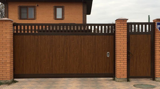 Откатыне кованые ворота обшитые профнастилом.