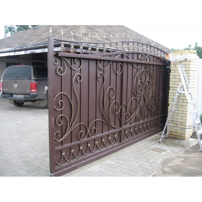 Откатные кованые ворота обшитые листовым металлом