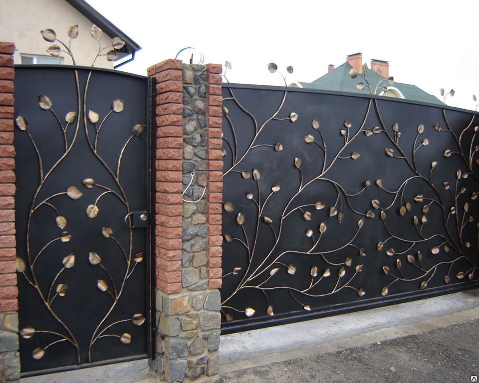 Откатные кованые ворота обшитые листовым металлом