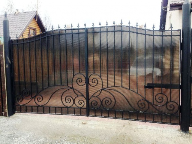 Распашные кованые ворота обшитые поликарбонатом