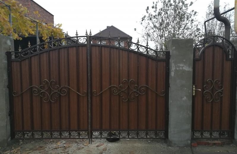 Распашные кованые ворота обшитые профнастилом.