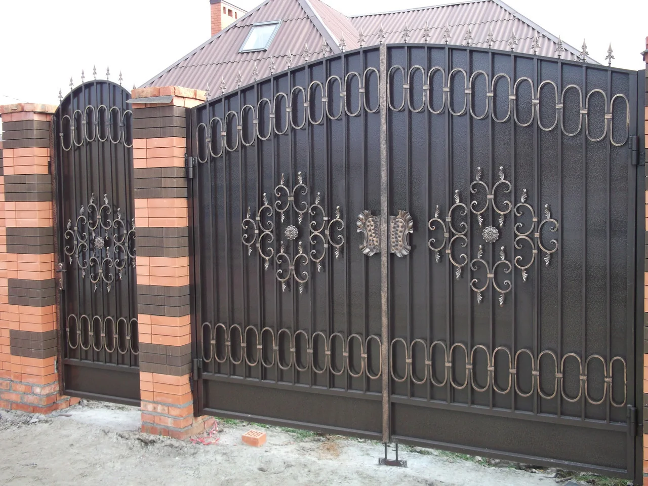 Распашные кованые ворота обшитые листовым металлом