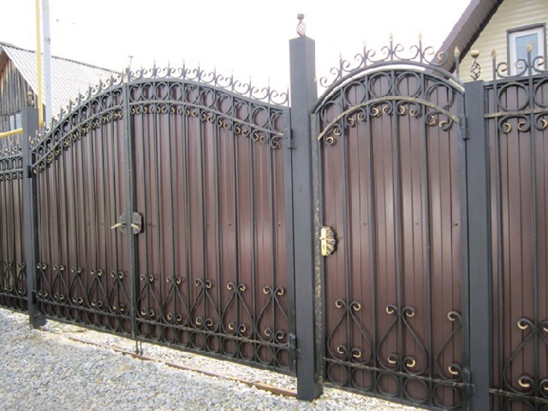 Кованые ворота распашные с профнастилом. Недорогие ворота с профнастилом