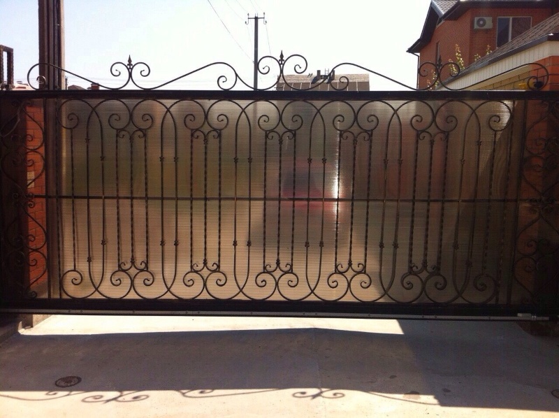 Откатные кованые ворота с поликарбонатом. Одесса Белгород-Днестровский.