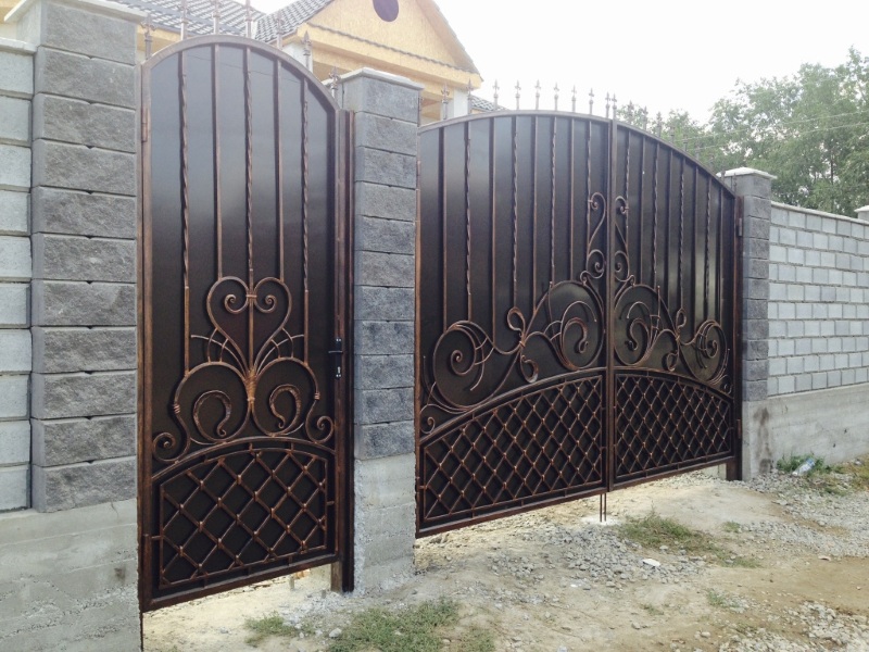 Кованые ворота с металлом. обшитые листовым металлом. Ворота с решеткой внизу