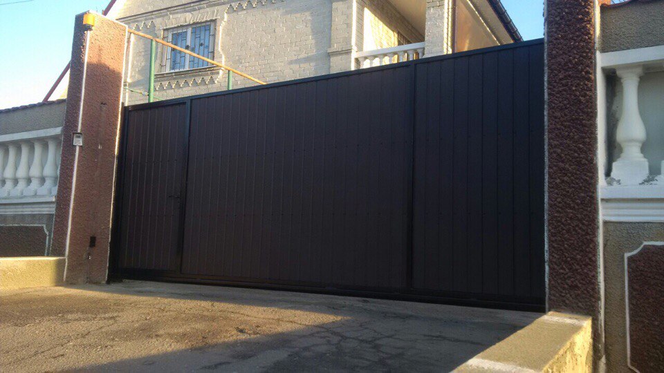 Отктыные ворота обшитые профнастилом. Недорогие ворота