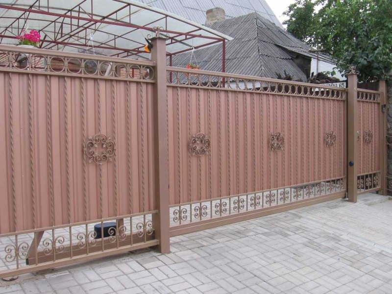 Отктыные ворота обшитые профнастилом. Недорогие ворота