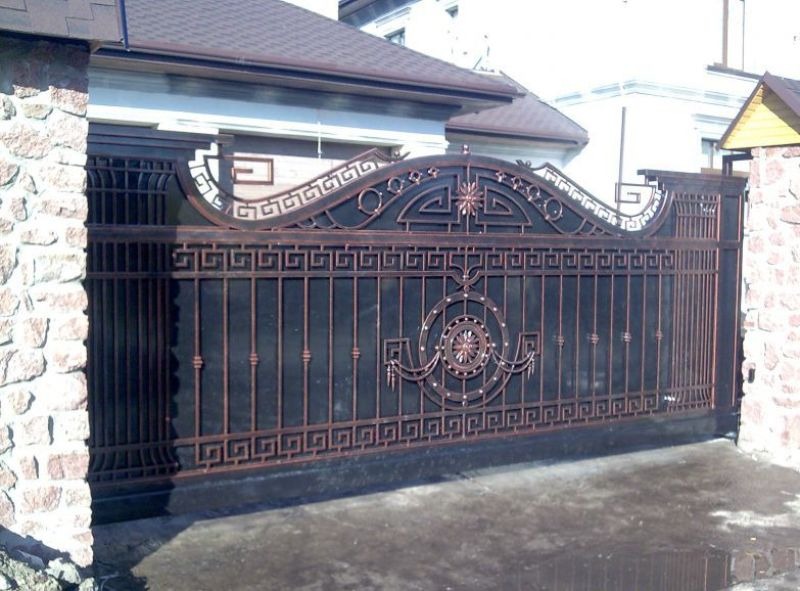 Отктыные ворота обшитые металлом. Кованые откатные ворота.